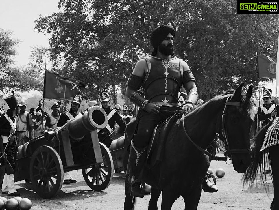 Ashok Selvan Instagram - Thank you for all the wishes coming my way for #Marakkar itβs an honour for me to make my Malayalam debut and meet my dear Kerala Makkal through a project like this. Thank you Priyan sir and my beloved team! It been an incredible journey ππ½ @priyadarshan.official