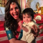 Ashwathy Warrier Instagram - Happy anniversary🤗 @warrierranjana and @vetuslynx !!! Can’t believe it’s 4 years! I wanted to post a picture of us all but clearly this little nephew of mine stole my heart that day so posting this special moment instead 😜 @divya.roshan @roshan.warrier ✨. #weddinganniversary #sisterswedding #bestmemory #funtimes
