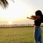 Asmita Sood Instagram - When cupid strikes the sun ☀️💘 . . . #trending #reelit #surrealsunsets Mumbai, Maharashtra