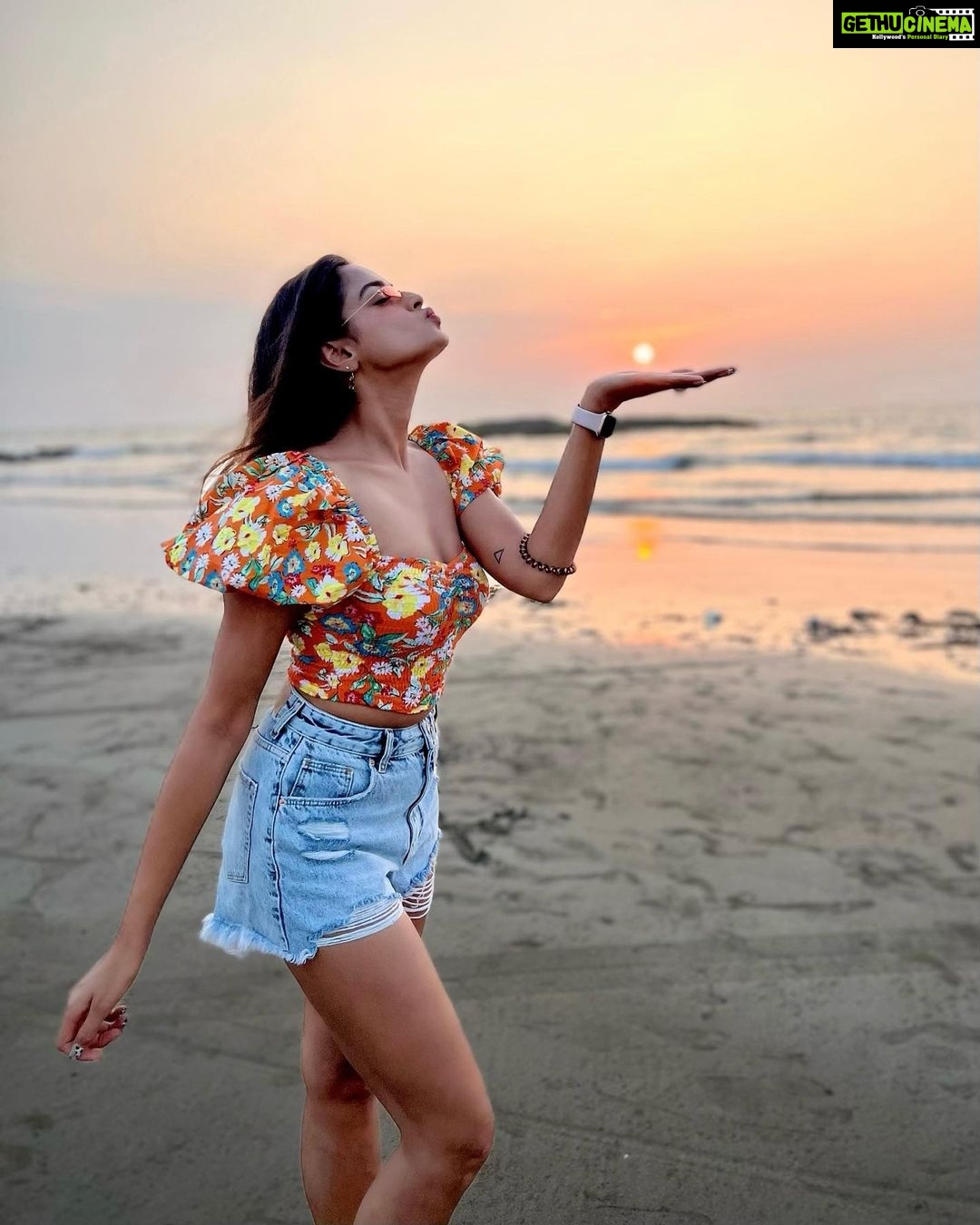 Asmita Sood Instagram - You all must know by now,that I never miss to capture the first sunset of the year.. For me it’s the most beautiful part of the day and an epitome of warmth,self reflection, hope,romance,beauty,a bit of magic..and never ending positivity! Because what we actually pray for is not new beginnings…but NEW ENDINGS! 🏖 May 2022 bring to us the new endings that we all are praying for..💫 . . . #happynewyear #2022 #firstsunset #newendings #love #hope #peace #joy #faith #magicalsunsets Morjim