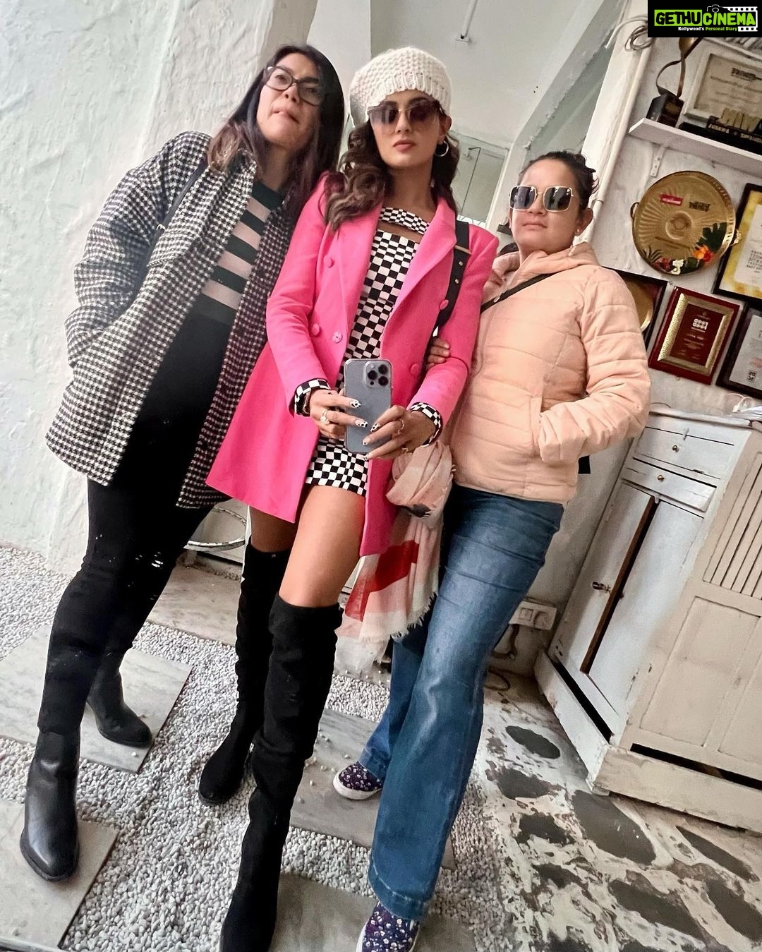 Asmita Sood Instagram - Ringing in birthdays has always been special for me… 2021 has been a roller coaster ride of its own… But I’m grateful for the learnings and the growth it brought alongwith it.. Looking forward to what 2022 has in store!🤞🏻👀 Thank you everyone for the wishes and love..I read each and every one of them..and a special thank you to my crazy friends for sharing the birthday enthusiasm with me..yet again! ♾💖🥳🤣🙌🏻 #happybirthday #love #justme #asmitten #asmitasood #anotheryearwiser😉