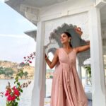 Asmita Sood Instagram – Magical sunsets like these…🍭 
Wearing : @pasha.india 
Styled : @pratikshachandak 
#udaipur #citybreaks #travelxp #newshow #travelshowhost #justme #asmitten #asmitasood Udaipur – The City of Lakes