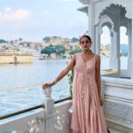 Asmita Sood Instagram - Magical sunsets like these…🍭 Wearing : @pasha.india Styled : @pratikshachandak #udaipur #citybreaks #travelxp #newshow #travelshowhost #justme #asmitten #asmitasood Udaipur - The City of Lakes