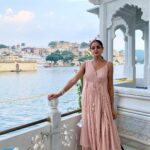 Asmita Sood Instagram – Magical sunsets like these…🍭 
Wearing : @pasha.india 
Styled : @pratikshachandak 
#udaipur #citybreaks #travelxp #newshow #travelshowhost #justme #asmitten #asmitasood Udaipur – The City of Lakes