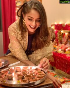 Asmita Sood Instagram - Let there be Light 💫🪔✨ #happydiwali #frommeandmine #familia #diwalivibes #staylit #home