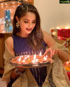 Asmita Sood Instagram - Let there be Light 💫🪔✨ #happydiwali #frommeandmine #familia #diwalivibes #staylit #home