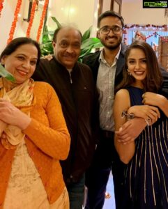 Asmita Sood Instagram - Let there be Light 💫🪔✨ #happydiwali #frommeandmine #familia #diwalivibes #staylit #home