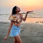 Asmita Sood Instagram - You all must know by now,that I never miss to capture the first sunset of the year.. For me it’s the most beautiful part of the day and an epitome of warmth,self reflection, hope,romance,beauty,a bit of magic..and never ending positivity! Because what we actually pray for is not new beginnings…but NEW ENDINGS! 🏖 May 2022 bring to us the new endings that we all are praying for..💫 . . . #happynewyear #2022 #firstsunset #newendings #love #hope #peace #joy #faith #magicalsunsets Morjim