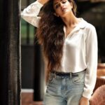 Asmita Sood Instagram - Some days be like… 🙆🏻‍♀️ . . . Clicked : @super_devang MUA : @makeup_by_nainaa Hair : @little_hair_poetry Creative and production : @pixelspace_studios ; @amanlakhani Location : @cafepanamamumbai #ootd #shootdiaries #asmitasood #asmitten Café Panama Mumbai