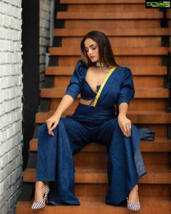 Asmita Sood Instagram - When things change inside you,things change around you 🧿🌻✨
.
.
.
Clicked : @super_devang 
Outfit : @labeld 
MUA : @makeup_by_nainaa 
Hair : @little_hair_poetry 
Creative and production : @pixelspace_studios ; @amanlakhani 
Location : @cafepanamamumbai 
#ootd #shootdiaries #asmitasood #asmitten
