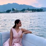 Asmita Sood Instagram - Magical sunsets like these…🍭 Wearing : @pasha.india Styled : @pratikshachandak #udaipur #citybreaks #travelxp #newshow #travelshowhost #justme #asmitten #asmitasood Udaipur - The City of Lakes