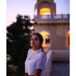 Asmita Sood Instagram - Don’t forget to look up! ❤️ 📸 : @ishanzaka #faith #hope #trust #universe #justme #twilight #throwback #rajasthan #shootdiaries Rajasthan