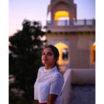 Asmita Sood Instagram – Don’t forget to look up! ❤️
📸 : @ishanzaka 
 #faith #hope #trust #universe #justme #twilight #throwback #rajasthan #shootdiaries Rajasthan