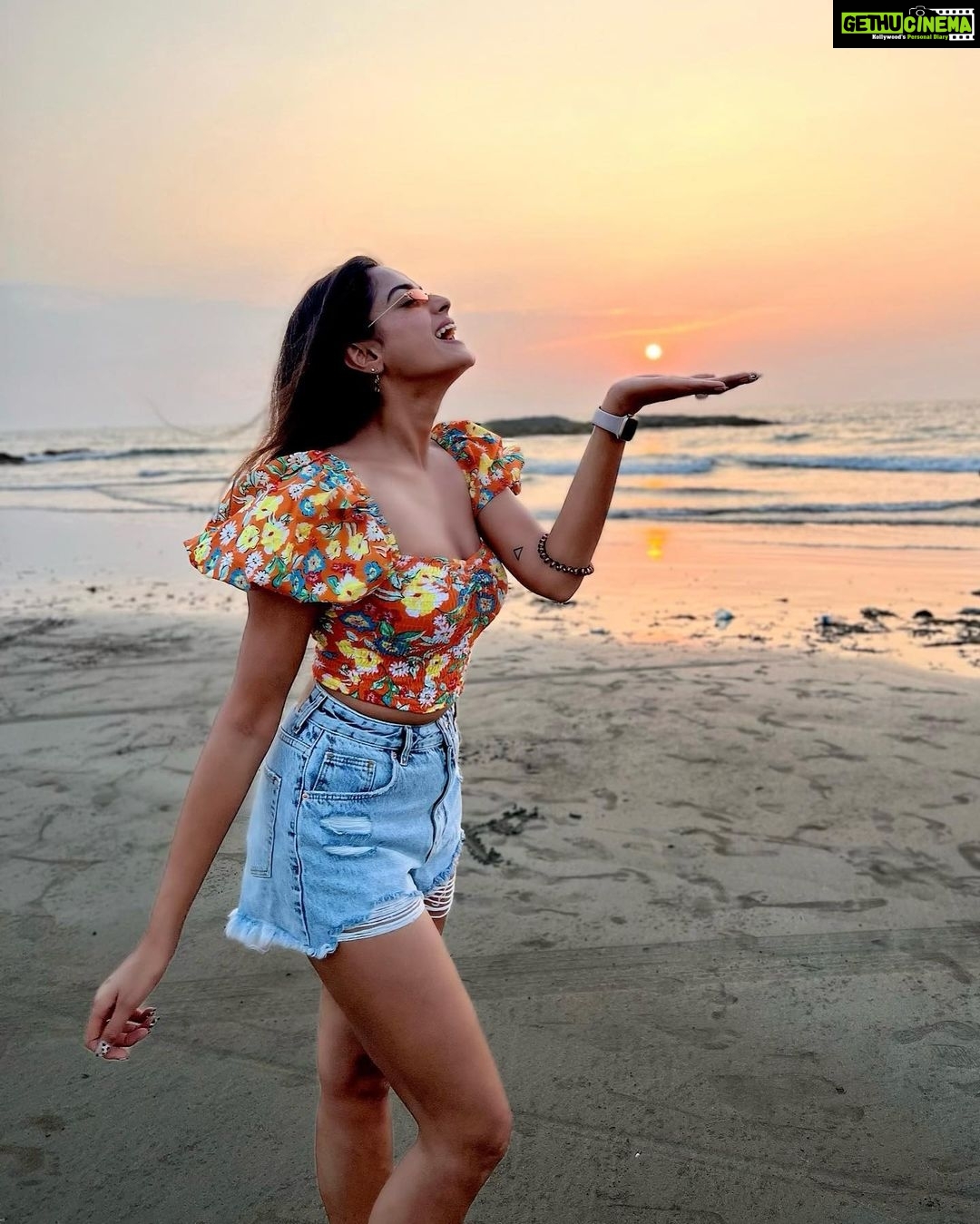 Asmita Sood Instagram - You all must know by now,that I never miss to capture the first sunset of the year.. For me it’s the most beautiful part of the day and an epitome of warmth,self reflection, hope,romance,beauty,a bit of magic..and never ending positivity! Because what we actually pray for is not new beginnings…but NEW ENDINGS! 🏖 May 2022 bring to us the new endings that we all are praying for..💫 . . . #happynewyear #2022 #firstsunset #newendings #love #hope #peace #joy #faith #magicalsunsets Morjim