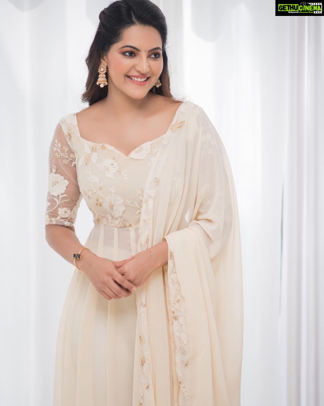 Athulya Ravi Instagram - Be you ! Do you ! For you !! #sundayvibes #whitelove #december2021 #newjourneybegins π€ Beautiful white dress from @vkfashion2018 π₯° M&h @sty1e_guru @24kluxurysalon π₯° Clicked @pk_views πΈ