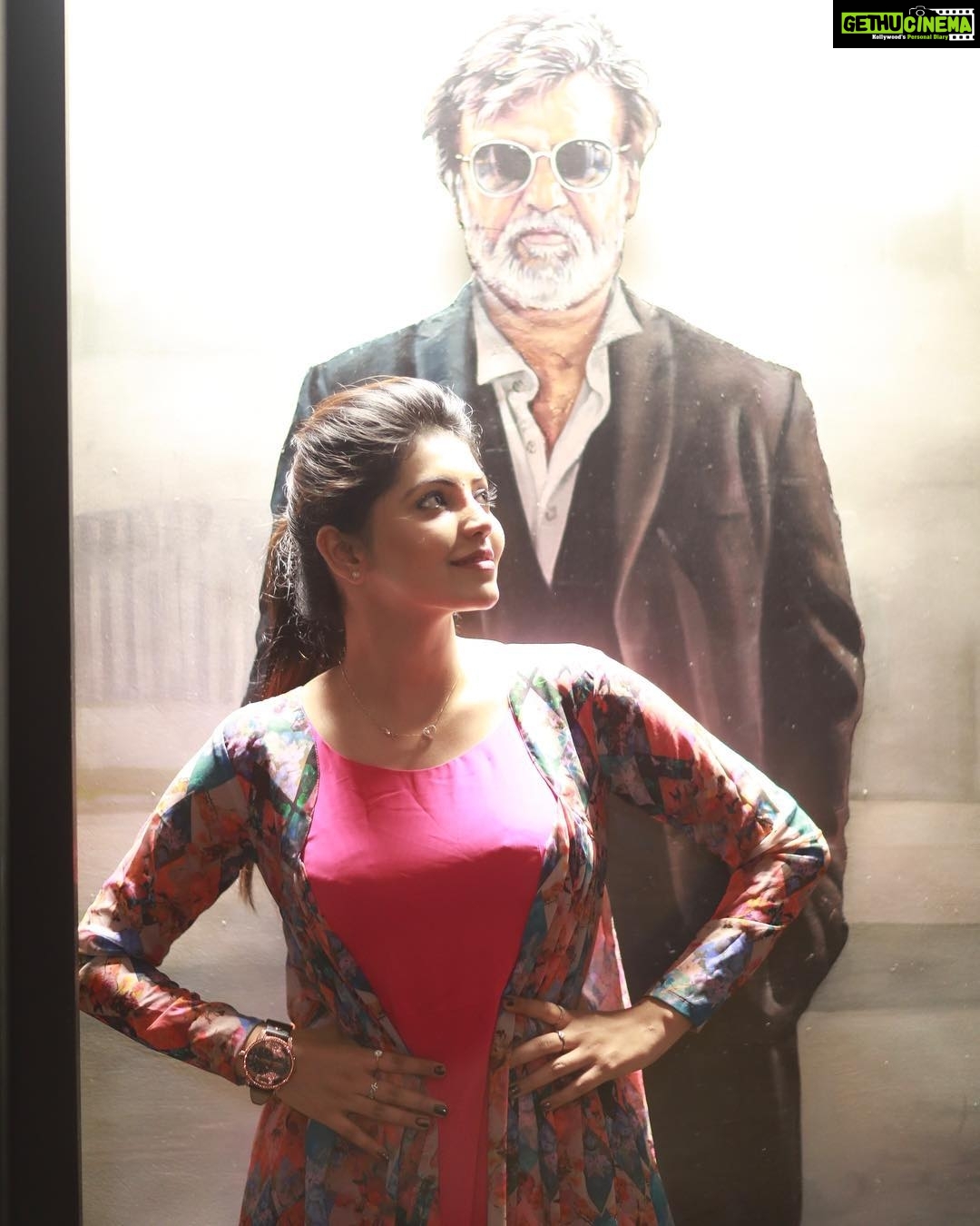 Athulya Ravi Instagram - @galattadotcom handbag section photos 😍 standing nearby our Thalaivar @rajinikanth sir 😍 Fun interview with @ashiq_vj nanba 😀 Tqq for this wonderful clicks @camerasenthil 😍 My favourite floral shrug and costume by @fascinodresses designed by @shyn_fascino ❤️ Tqq @vinayagamurthy77 sir 😍 M&H by my akka @viji_sharath ❤️