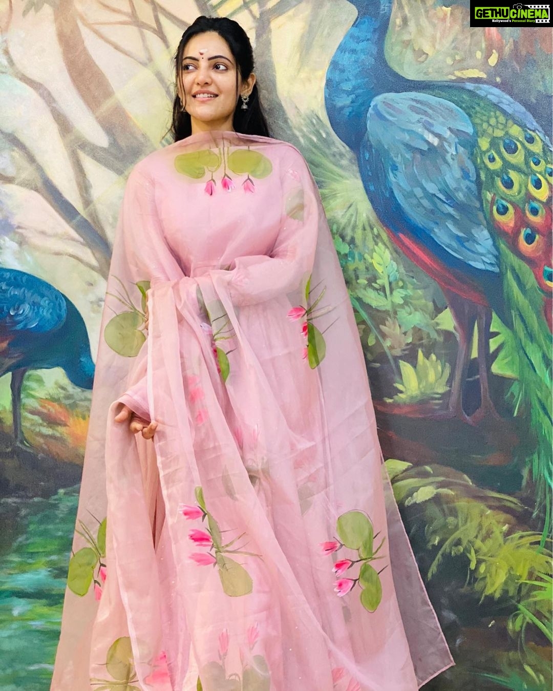 Athulya Ravi Instagram - Wish you all a very happy new year sweethearts 💐God bless you with all greatness in life ❤️ Thank you all for being most special and supportive in my life 🥰🥰 #happynewyear2022 #newyear2022 #happinesspositivity #onlygoodnewseveryday !! salwar @fiorebymalar_ ❤️🥰👗