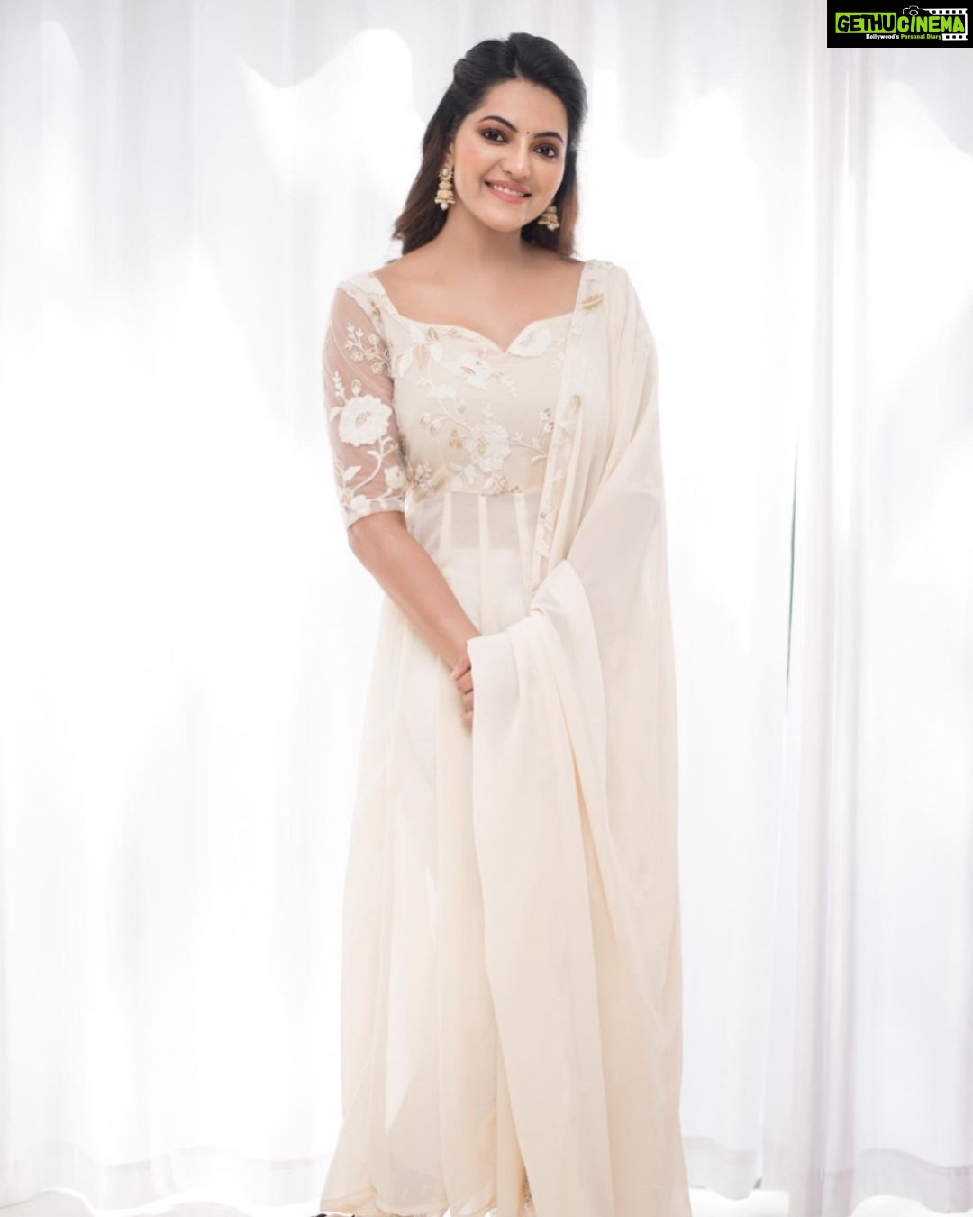 Athulya Ravi Instagram - Be you ! Do you ! For you !! #sundayvibes #whitelove #december2021 #newjourneybegins π€ Beautiful white dress from @vkfashion2018 π₯° M&h @sty1e_guru @24kluxurysalon π₯° Clicked @pk_views πΈ