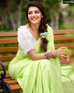 Athulya Ravi Instagram - Look deep into nature ! Listen to the rhythm of the falling rain ! #lovenature💚 #greenery #raindrops #lifehappiness 🥰🥰
Saree & designed by @labelpavishka 🥰
M&H @arupre_makeup_artist ❤️
Clicked @pk_views 📸