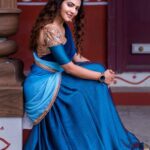 Athulya Ravi Instagram – A certain blue , enters my soul ❤️ #blue #calm #halfsaree #traditional !! 
👗 @shyn_fascino 
💄 @mac3makeoverstudio 
📸 @thephototodayofficial
Accessories @fineshinejewels 🤩