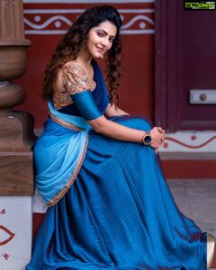 Athulya Ravi Instagram - A certain blue , enters my soul ❤️ #blue #calm #halfsaree #traditional !! 
👗 @shyn_fascino 
💄 @mac3makeoverstudio 
📸 @thephototodayofficial
Accessories @fineshinejewels 🤩
