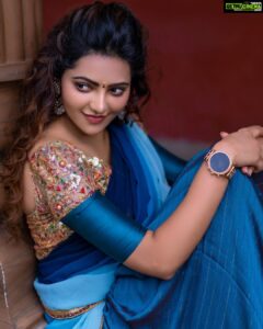 Athulya Ravi Instagram - A certain blue , enters my soul ❤️ #blue #calm #halfsaree #traditional !! 
👗 @shyn_fascino 
💄 @mac3makeoverstudio 
📸 @thephototodayofficial
Accessories @fineshinejewels 🤩