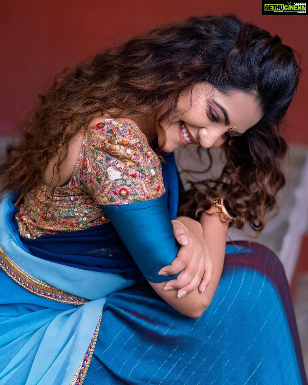Athulya Ravi Instagram - A certain blue , enters my soul ❤️ #blue #calm #halfsaree #traditional !! 👗 @shyn_fascino 💄 @mac3makeoverstudio 📸 @thephototodayofficial Accessories @fineshinejewels 🤩