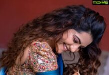 Athulya Ravi Instagram - A certain blue , enters my soul ❤️ #blue #calm #halfsaree #traditional !! 👗 @shyn_fascino 💄 @mac3makeoverstudio 📸 @thephototodayofficial Accessories @fineshinejewels 🤩