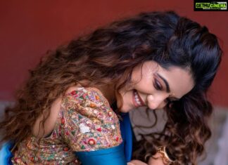 Athulya Ravi Instagram - A certain blue , enters my soul ❤️ #blue #calm #halfsaree #traditional !! 👗 @shyn_fascino 💄 @mac3makeoverstudio 📸 @thephototodayofficial Accessories @fineshinejewels 🤩
