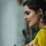 Athulya Ravi Instagram – Whatever you are , be a good one !! ❤️❤️❤️ #sundayvibes #yellove !! 
👗 @ruffle_trends @hamsadhwaniprem 
💄 @viji_sharath 
📸 @yadhuphotography_weddings 
🧝‍♀️ @neethu_jewels