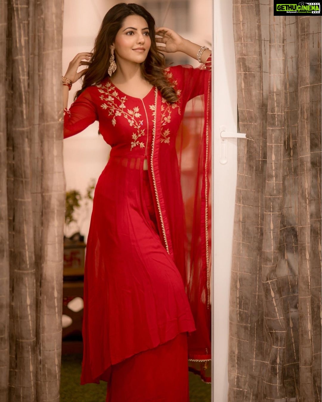 Athulya Ravi Instagram - All everyone need is love and positivity ❤️❤️ #love #loveresemblesmemories #positivevibes 🥰 Love this red 👗 @labelkanupriya 🥰 M&H @arupre_makeup_artist ❤️ Clicked @camerasenthil 📸