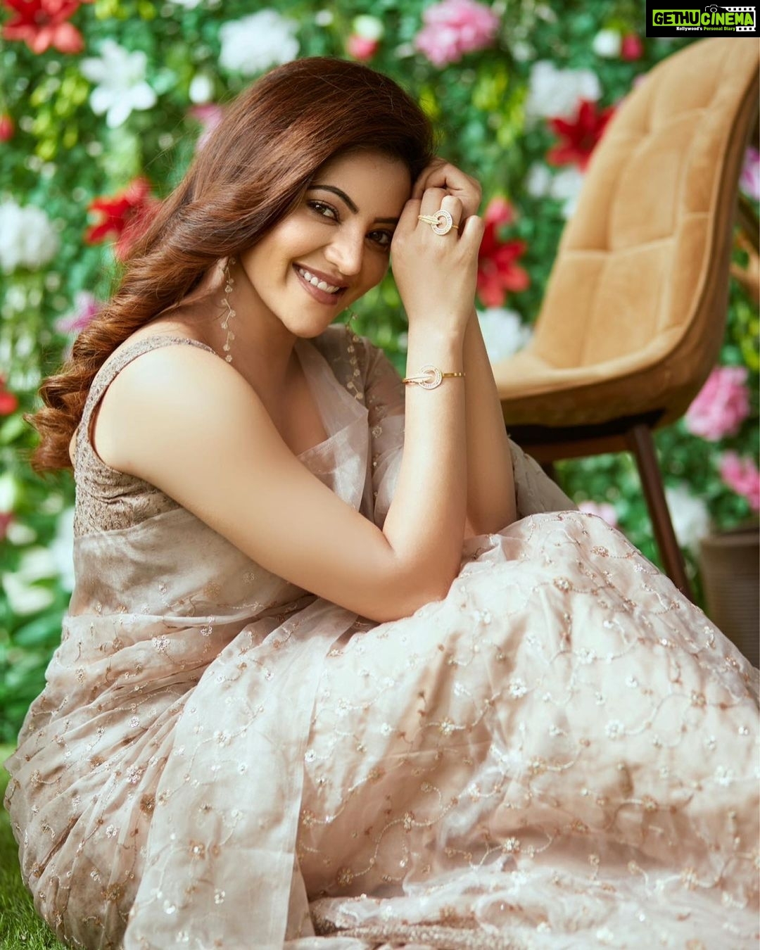 Athulya Ravi Instagram - Aspiring beam of light π€©π₯° #sunlight #riseandshine #shadesoflight π₯° organza saree @vkfashion2018 π M&H @arupre_makeup_artist β€οΈ Clicked @nirmalvedhachalam πΈ Accessories @tayshabytanyaa π₯° earrings @yoursethnically !