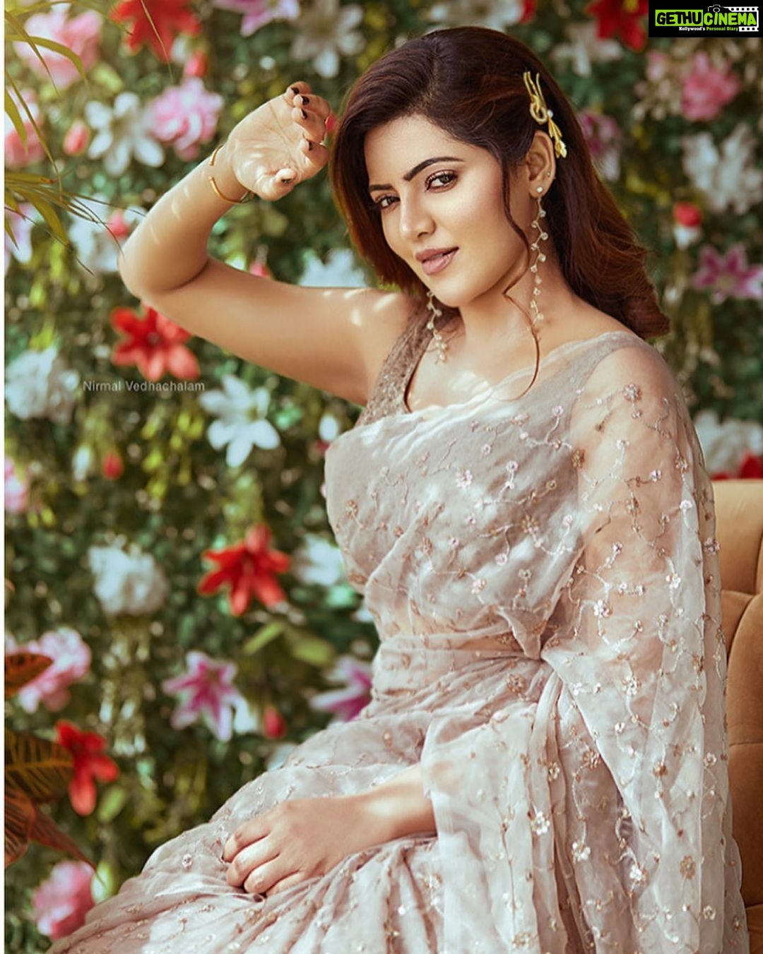 Athulya Ravi Instagram - Aspiring beam of light π€©π₯° #sunlight #riseandshine #shadesoflight π₯° organza saree @vkfashion2018 π M&H @arupre_makeup_artist β€οΈ Clicked @nirmalvedhachalam πΈ Accessories @tayshabytanyaa π₯° earrings @yoursethnically !