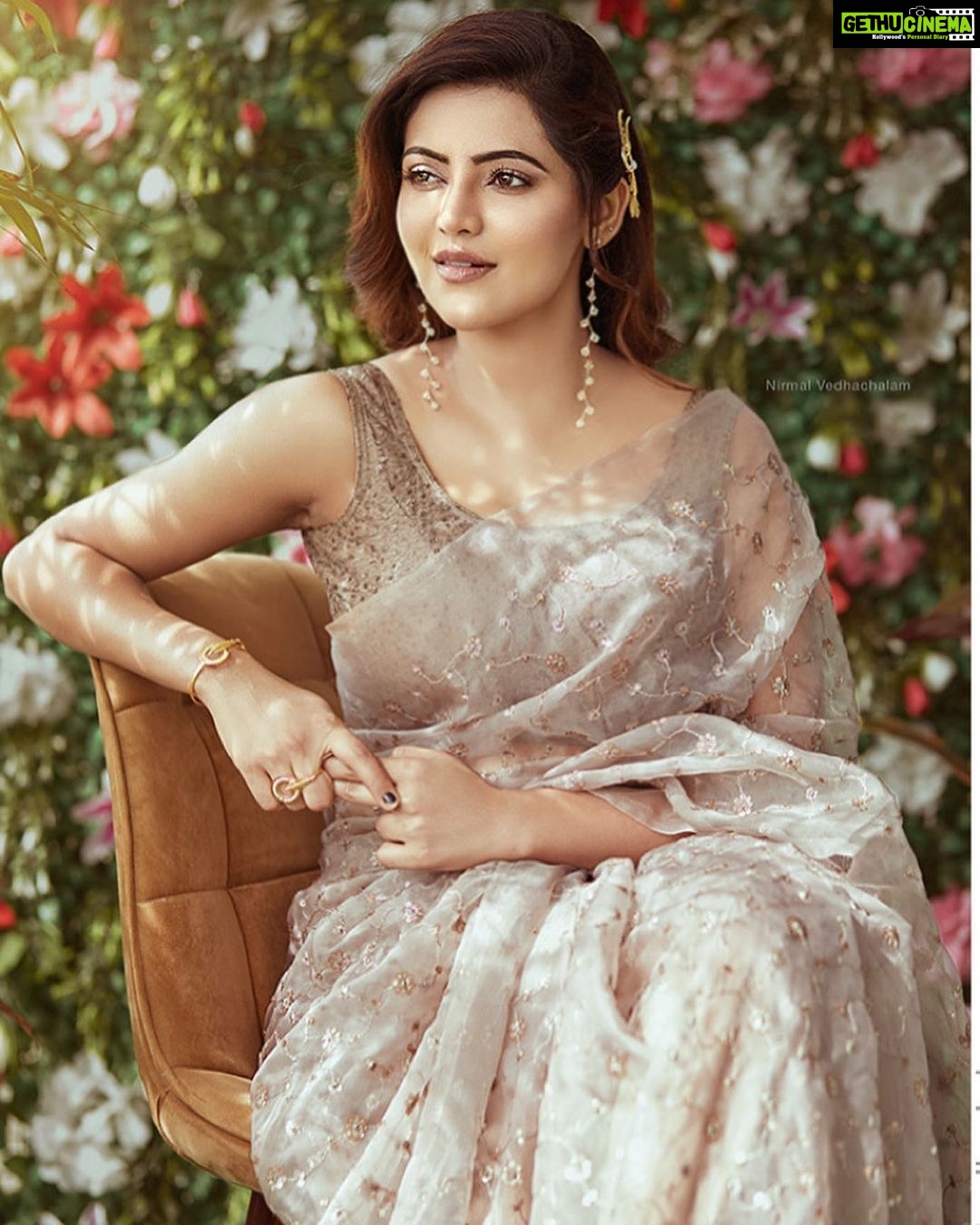 Athulya Ravi Instagram - Aspiring beam of light π€©π₯° #sunlight #riseandshine #shadesoflight π₯° organza saree @vkfashion2018 π M&H @arupre_makeup_artist β€οΈ Clicked @nirmalvedhachalam πΈ Accessories @tayshabytanyaa π₯° earrings @yoursethnically !