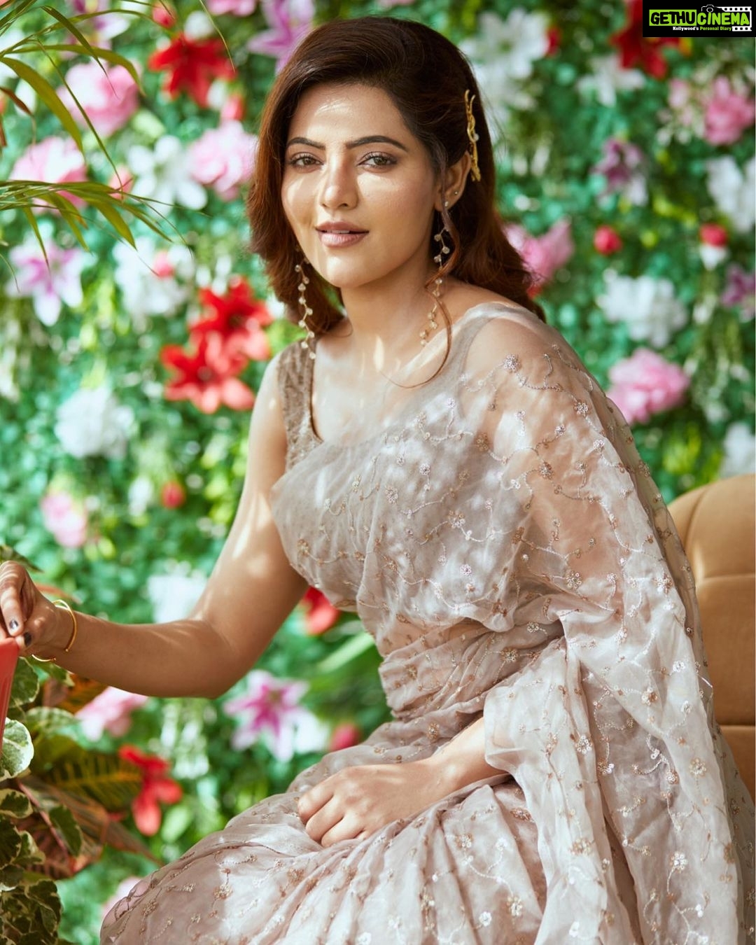 Athulya Ravi Instagram - Aspiring beam of light 🤩🥰 #sunlight #riseandshine #shadesoflight 🥰 organza saree @vkfashion2018 👗 M&H @arupre_makeup_artist ❤️ Clicked @nirmalvedhachalam 📸 Accessories @tayshabytanyaa 🥰 earrings @yoursethnically !