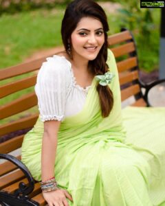 Athulya Ravi Instagram - Look deep into nature ! Listen to the rhythm of the falling rain ! #lovenature💚 #greenery #raindrops #lifehappiness 🥰🥰
Saree & designed by @labelpavishka 🥰
M&H @arupre_makeup_artist ❤️
Clicked @pk_views 📸
