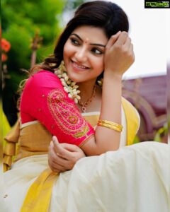 Athulya Ravi Instagram - Happy onam 🥰🥰❤️ #onam #onamfestival !! 
Kerala saree @db_keralasarees ❤️
M&H @arupre_makeup_artist sisters ❤️
Clicked @jascapturesstudio ! Edit @rohi.official_ !!
Shoot organised : @makmediaandentertainment 
@mani_aka_mak 
Location : @elementsoneastcoast