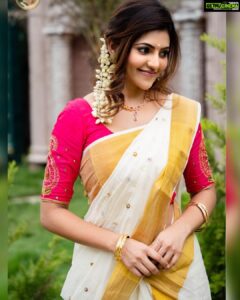 Athulya Ravi Instagram - Happy onam 🥰🥰❤️ #onam #onamfestival !! 
Kerala saree @db_keralasarees ❤️
M&H @arupre_makeup_artist sisters ❤️
Clicked @jascapturesstudio ! Edit @rohi.official_ !!
Shoot organised : @makmediaandentertainment 
@mani_aka_mak 
Location : @elementsoneastcoast