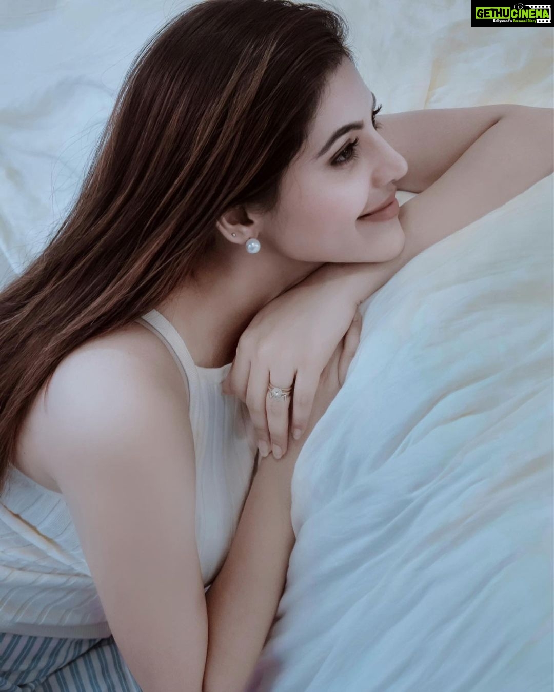 Athulya Ravi Instagram - HOPE ! Have Only Positive Expectations!! ❤️❤️ #hopegood #positivevibes !! #weekendvibes Clicked @irst_photography 📸 M&H @arupre_makeup_artist ❤️