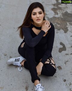 Athulya Ravi Instagram - Black is always a magic 😍❤️ #blacklove #weekendvibes #powerful 
M&H @arupre_makeup_artist 🥰
Clicked @irst_photography 🤩
