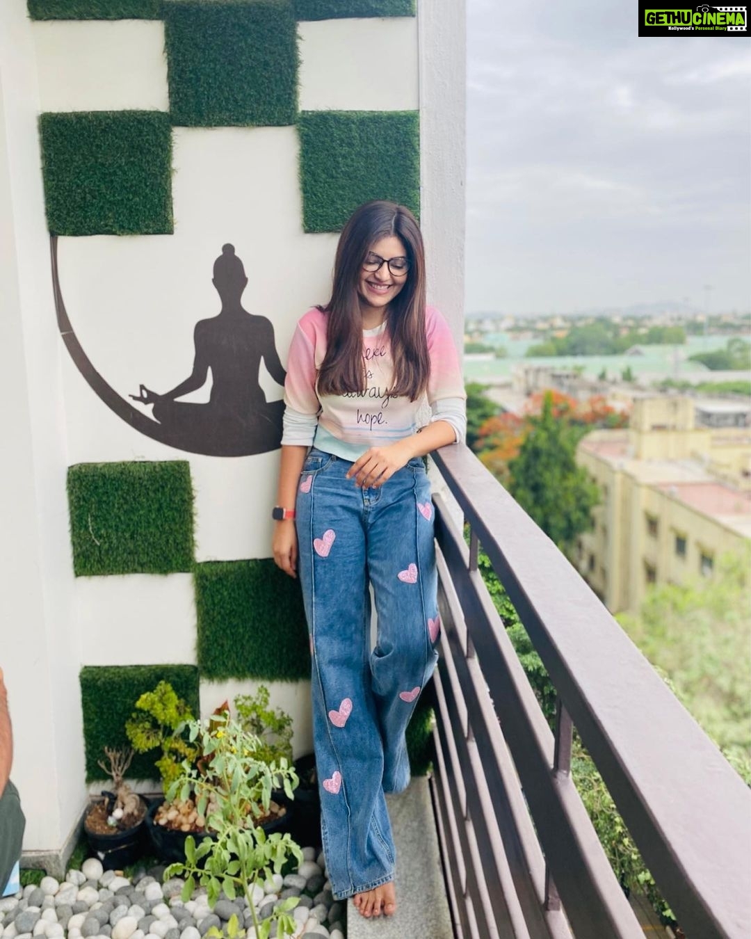 Athulya Ravi Instagram - 💗💓 #sundayvibes #pink #selflove #positivevibes !!! Love my pants from @shopcider 💓💓