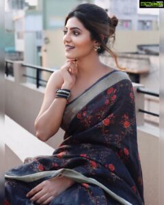 Athulya Ravi Instagram - No matter how much falls on us , we keep plowing ahead ! Things will get better soon ! Stay safe sweethearts 😍😍 #positivevibes #positivethinking #willbecomebetter 
M&H @arupre_makeup_artist 😍
Saree @elegant_fashion_way 
Crop top @muchlovestore 😍
Clicked @johan_sathyadas 😍
Earrings @evesspatikas @haazelq 😍
Edit @johnferri.1111 🤩