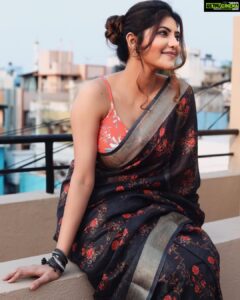 Athulya Ravi Instagram - No matter how much falls on us , we keep plowing ahead ! Things will get better soon ! Stay safe sweethearts 😍😍 #positivevibes #positivethinking #willbecomebetter 
M&H @arupre_makeup_artist 😍
Saree @elegant_fashion_way 
Crop top @muchlovestore 😍
Clicked @johan_sathyadas 😍
Earrings @evesspatikas @haazelq 😍
Edit @johnferri.1111 🤩