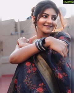 Athulya Ravi Instagram - No matter how much falls on us , we keep plowing ahead ! Things will get better soon ! Stay safe sweethearts 😍😍 #positivevibes #positivethinking #willbecomebetter 
M&H @arupre_makeup_artist 😍
Saree @elegant_fashion_way 
Crop top @muchlovestore 😍
Clicked @johan_sathyadas 😍
Earrings @evesspatikas @haazelq 😍
Edit @johnferri.1111 🤩