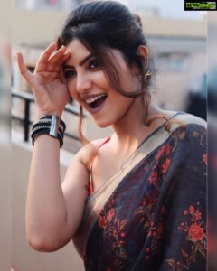 Athulya Ravi Instagram - No matter how much falls on us , we keep plowing ahead ! Things will get better soon ! Stay safe sweethearts 😍😍 #positivevibes #positivethinking #willbecomebetter 
M&H @arupre_makeup_artist 😍
Saree @elegant_fashion_way 
Crop top @muchlovestore 😍
Clicked @johan_sathyadas 😍
Earrings @evesspatikas @haazelq 😍
Edit @johnferri.1111 🤩
