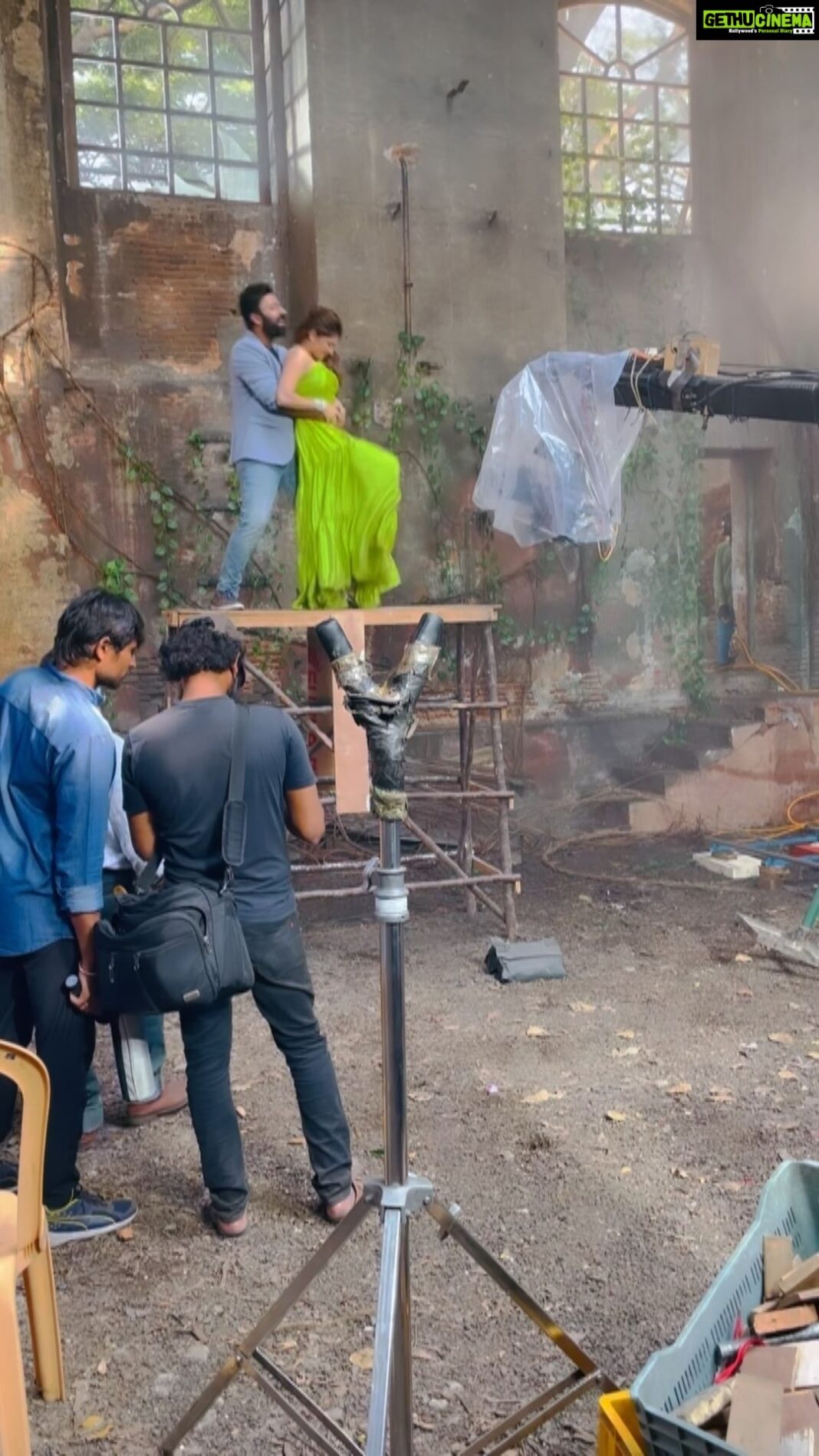 Athulya Ravi Instagram - #edhosollaullathudikkuthae song making !!