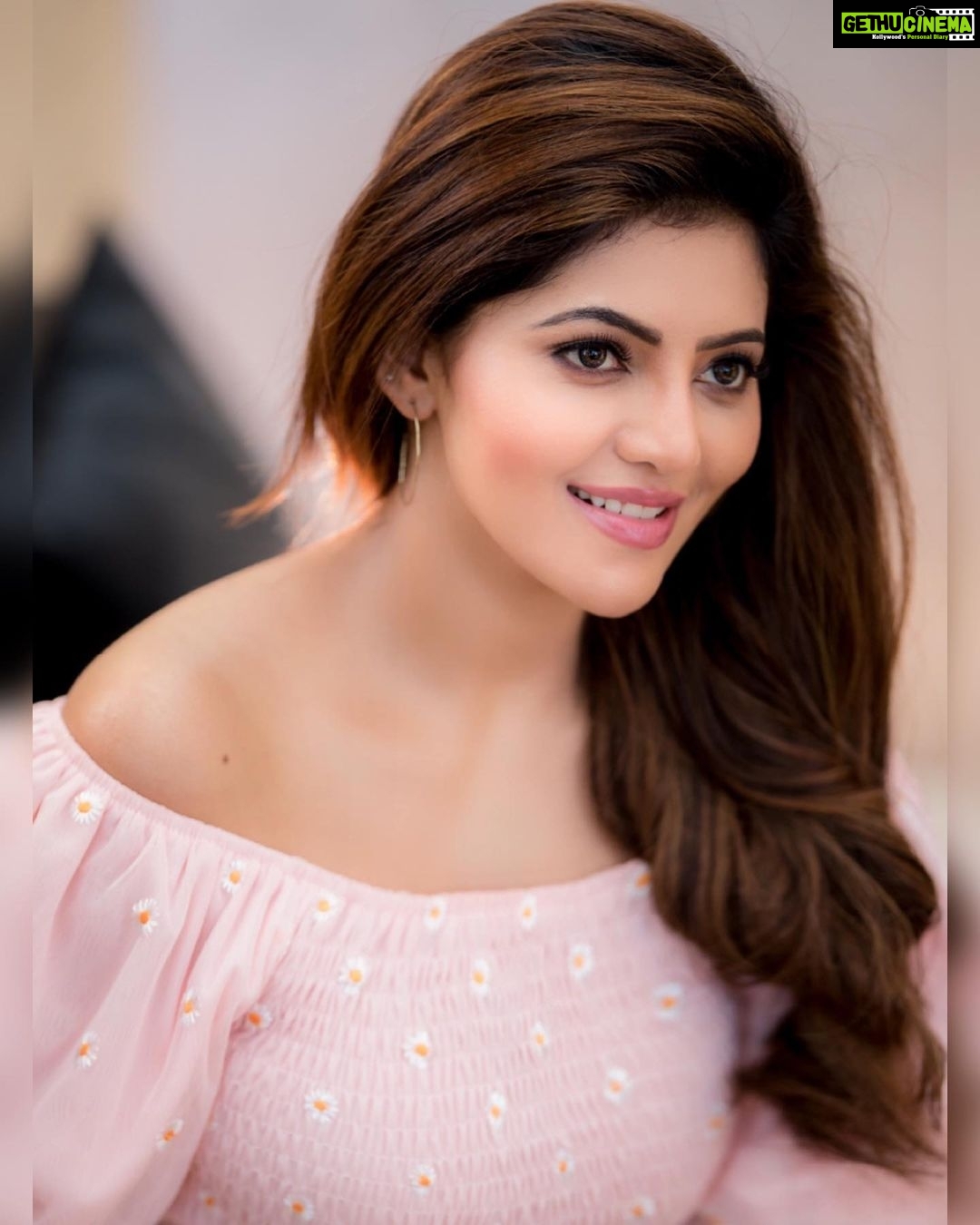 Athulya Ravi Instagram - Do everything with a good heart & expect nothing in return ! And you will never be disappointed 😍 #weekendvibes #positivity #pastelcolors #smile Clicked @camerasenthil 🤩 M&H @arupre_makeup_artist ❤️ Pro @teamaimpro @sathish_pro Top @fashion_wardrobe3 😍