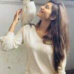 Athulya Ravi Instagram – Look with whom am I talking to !! Matching with this cutie ❤️❤️❤️ #petlove #cockatoo #parrots !! 
@vijayaprabhakaran_ 
@thewoneskennels