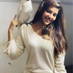 Athulya Ravi Instagram – Look with whom am I talking to !! Matching with this cutie ❤️❤️❤️ #petlove #cockatoo #parrots !! 
@vijayaprabhakaran_ 
@thewoneskennels