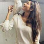 Athulya Ravi Instagram - Look with whom am I talking to !! Matching with this cutie ❤️❤️❤️ #petlove #cockatoo #parrots !! @vijayaprabhakaran_ @thewoneskennels